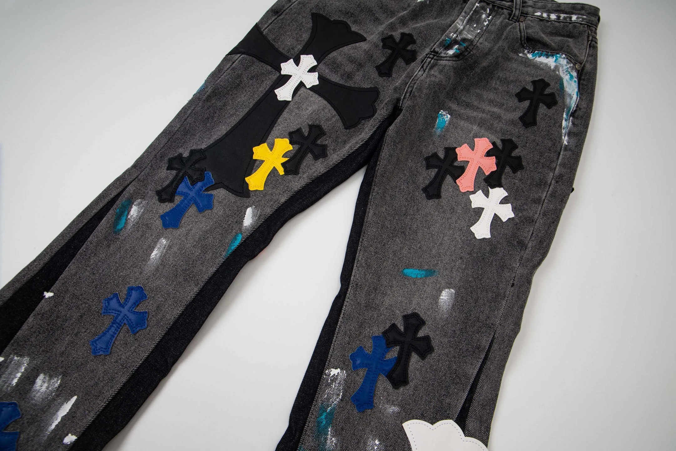 💰330 Top Version GALLERY DEPT & Chrome Hearts Chrome Hearts co-branded large logo blue, yellow, black and white multi-color spliced ​​washed jeans, truly restores the ultimate vintage texture, three-dimensional version, loose and comfortable, not picky about the figure, taller and slimmer, large factory Seiko, original factory quality control, same style for men and women, can be matched with couples, versatile recommendation, must-have jeans for all seasons, fashionable people have been disappointed. From the quality selection of fabrics, the tailoring of details, and the matching of patterns, they are all impeccable! The upper body is so handsome when worn...it can be easily worn by men, women and children! The craftsmanship is made of heavy-duty washed pure cotton denim fabric. After washing, it is soft and thick. It is very stylish when worn on the body. Style number: 1788# Color: black Size: 28 30 32 34 36